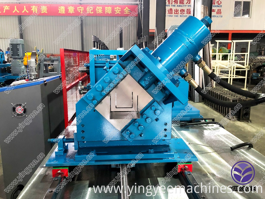 Automatic width change metal stud and track roll forming machine
